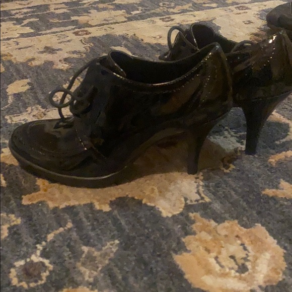 Kenneth Cole Patent Black Leather pumps - Picture 3 of 4